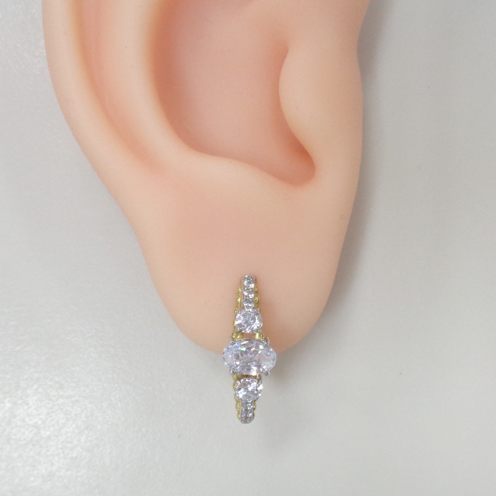 Золотые серьги 585 пробы; желтое золото; родий; вставки 18 Фианит бесцв.;